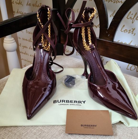 AUTHENTIC Burberry very gently loved pump with gold chain And ankle strap. - Picture 5 of 5